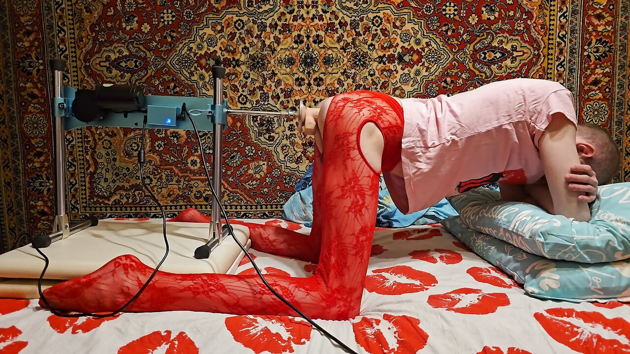 Sasha Earth sissy transvestiert selbstgedrehte amateur-anal-fickmaschine