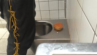 Mijando no hambúrguer