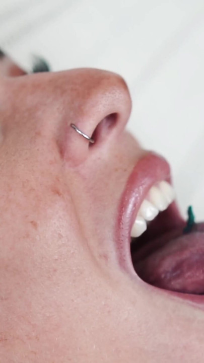 दिग्गज प्रेमी को सजा देती है और अपनी प्रेमिका को वोर करती है