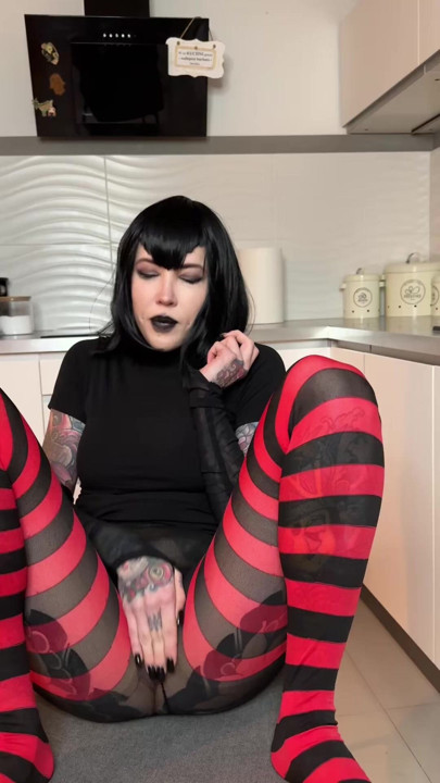 Tachinându-mă prin ciorapii ăștia, te uiți de aproape?