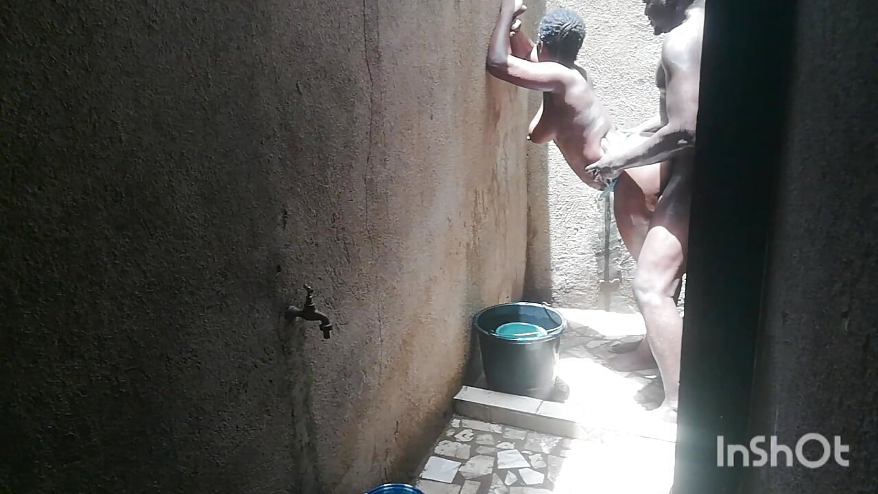 Rasa bercinta di kamar mandi lebih baik. inilah sebabnya diane selalu memilih kamar mandi sebagai tempat pertemuan seksual kami