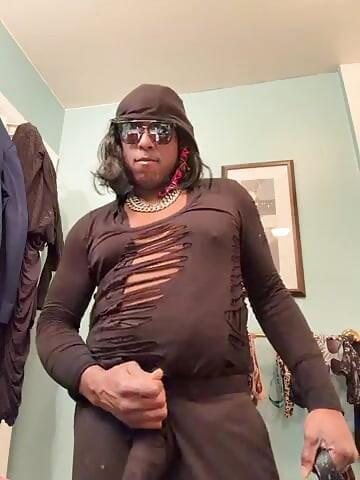 Is londonfrotadejr turning transgender?
