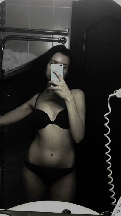 คลิปสั้นติ๊กต็อก Sfw: เทรนด์ติ๊กต็อกผมสีน้ําตาลแดงเต้นเทรนด์, กระโปรงสั้น, ถุงน่องสีขาว, กางเกงชั้นใน, เลกกิ้ง, เต้นเซ็กซี่ | คลิป 2