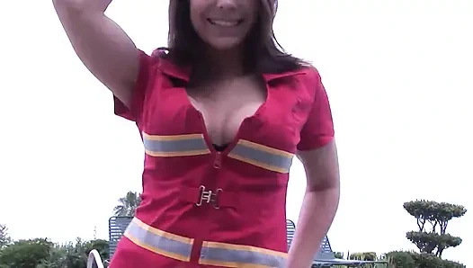 Gadis semok nyepong kontol berair di luar ruangan