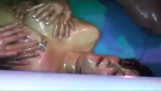 Pesta seks liar bareng-bareng cewek-cewek basah kuyam yang lagi asik fingering memeknya