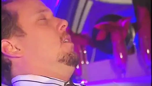 Vollbusige MILF will ein abenteuer in einer limousine haben