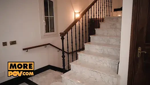 Bodyguard massiert karina king's müde füße und bekommt dann sex als belohnung