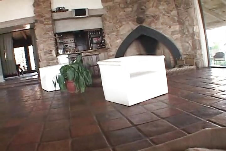 Une MILF lesbienne sexy se fait fourrer le cul