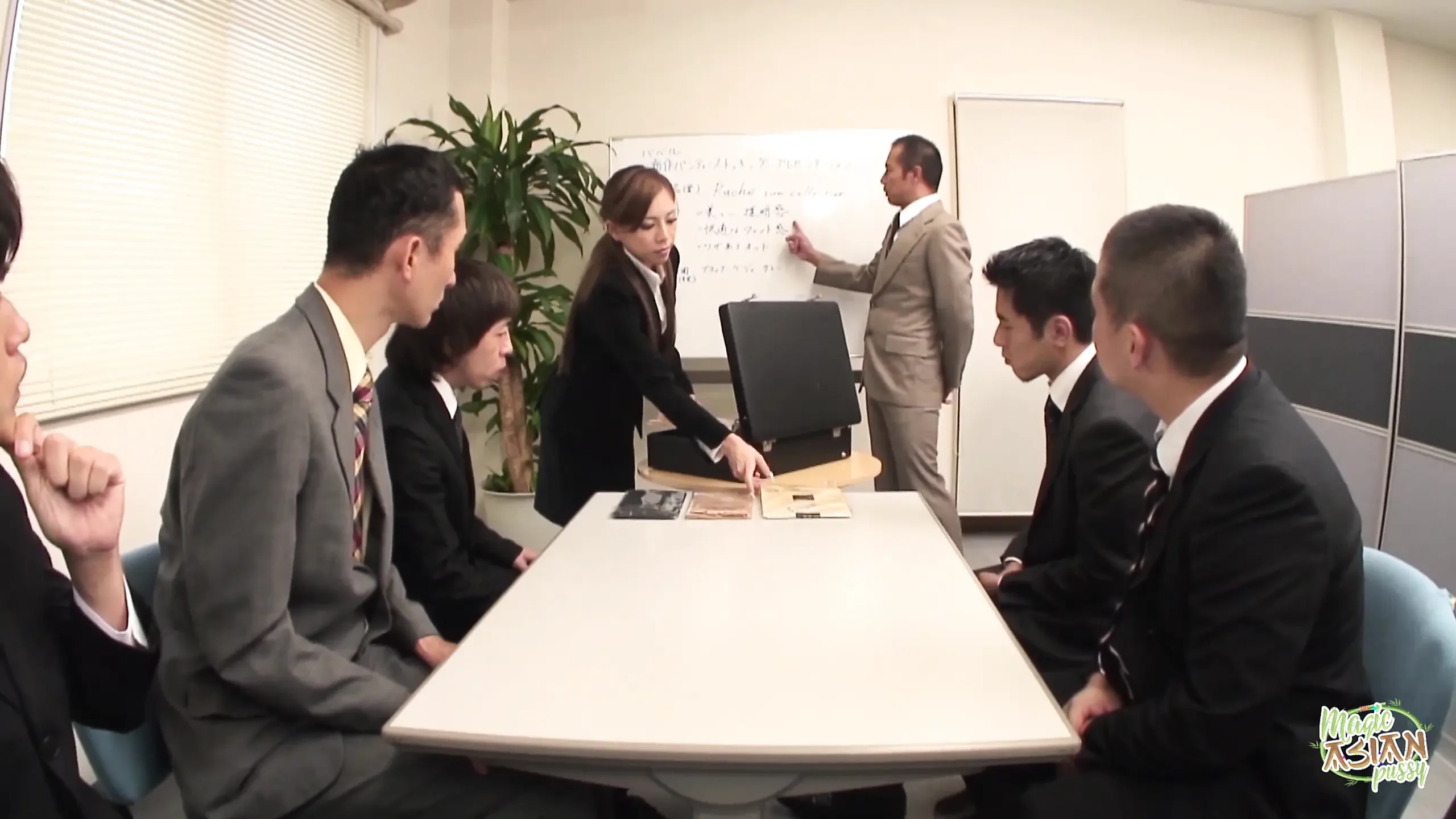 След тежко тези момчета искаха да се забавляват със секси жени.