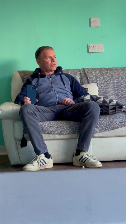 Riskli berber dükkanı yakındaki insanlarla orgazm olmak için döl ovuyor