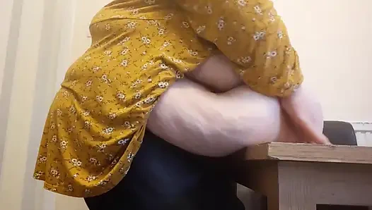 Bauchlifte und tisch fällt mit ohrfeigen