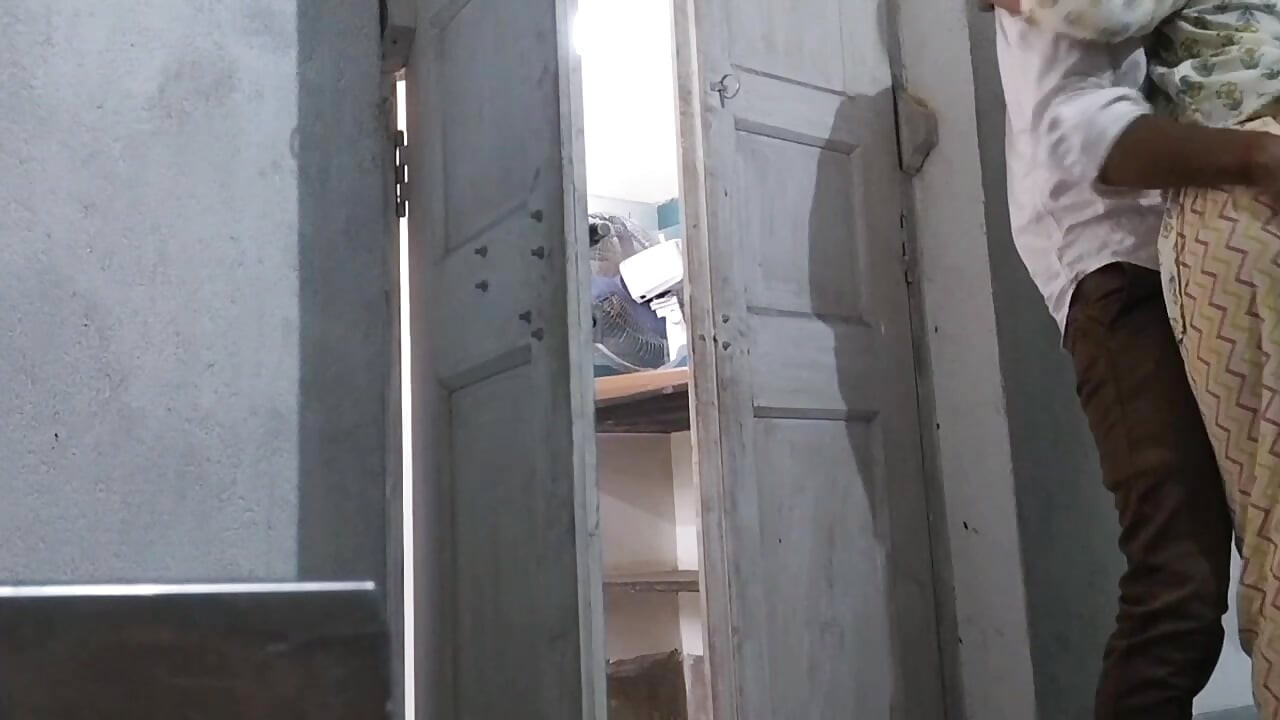 Ινδό κορίτσι και ο φίλος της αρχίζουν να αφήνουν ένα σιωπηλό σημάδι σε μια τάξη