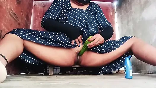 Desi Woman Cucumber sex big big Cucumber and big pusssy