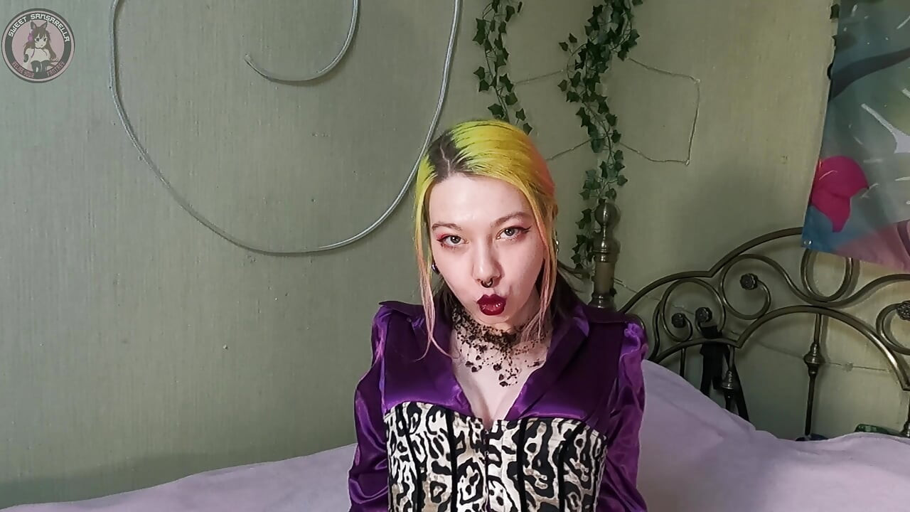 粘性亲吻红色唇膏遍布他的胸部
