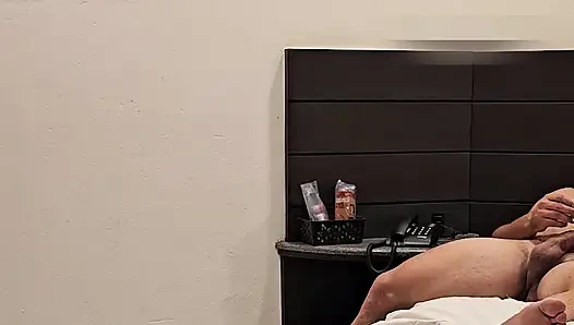 Erkeğin penisini iyi bir eşcinsel gibi emen kocasıyla paylaşmak