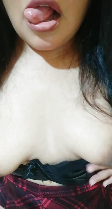 Dicker Arsch Kommt Auf Alle Vieren Und Zeigt Sie Nass, Um Am Ende Beim Squirting Zu Landen