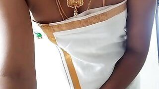 Tamil -vrouw Swetha neemt zichzelf naakt en in Kerala -stijl op