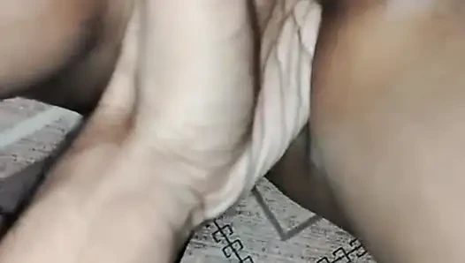 Pooja memasukkan tangannya ke dalam memek istrinya dan memeknya meledak.