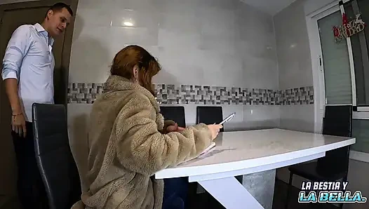 Benim için yeni ceketini model ediyor ve sikimi götüne sokma dürtüsüne karşı koyamıyorum.