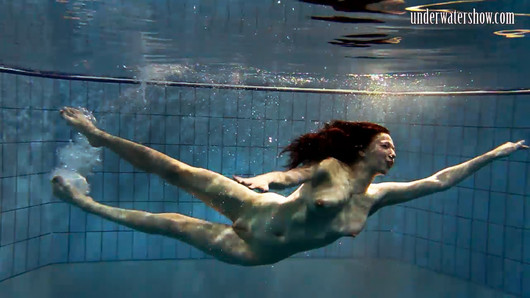 Heißes Schätzchen schwimmt wie eine Meerjungfrau im Meer