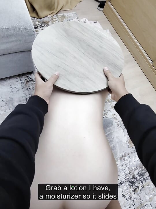 彼女はIQ180なのに、テーブルに挟まってしまった