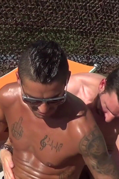 2090 拉丁裔在 jacuzzy 被异性恋男孩户外使用