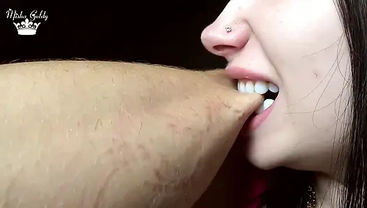 Жестко кусаю мужские пальцы и руку