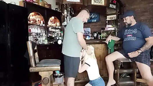 Bir sarışını yüze boşalmak için yarakla