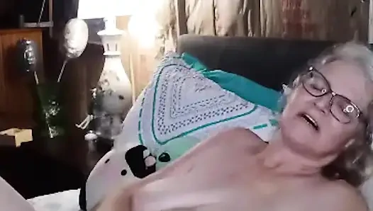 Seksi iri güzel kadın çıplak yoga yapıyor ve sonra boşalıyor!