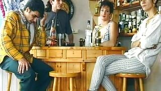 Une MILF allemande dévergondée se fait baiser dans un bar