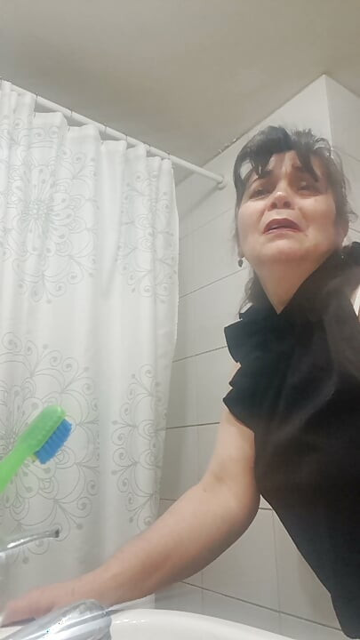 화장실에서 그와 비밀 섹스를 상상하는 엄마.