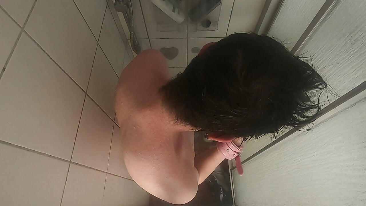 シャワーで服を脱ぐ。手錠をかけられた