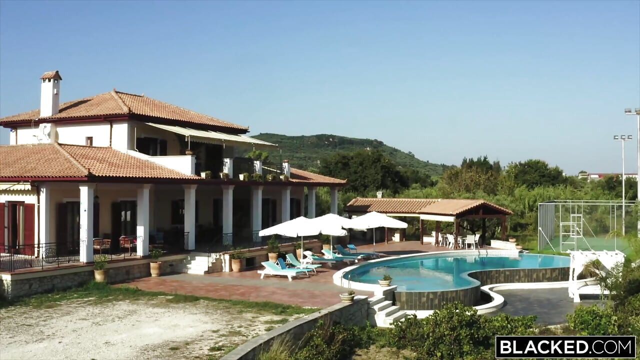 Soția sexy blacked a fost singură în vacanță până când a găsit două pule mari și negre