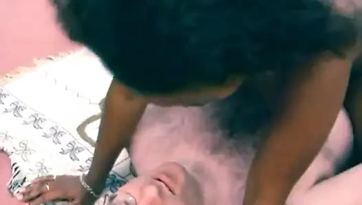 Cewek kulit hitam dientot sama kontol pria kulit putih yang lagi ngidam kontol
