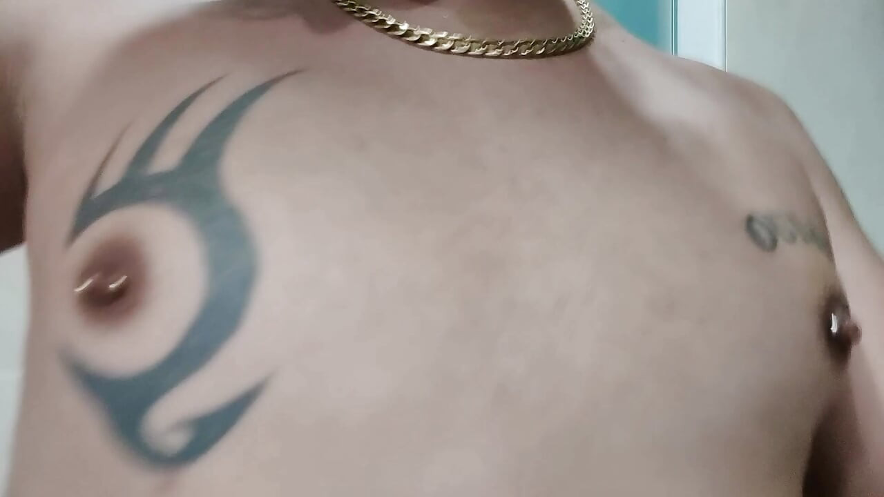 Arătând sânii tatuați și sfârcurile cu piercing - strângerea și atingerea sânilor - țâțe Joc