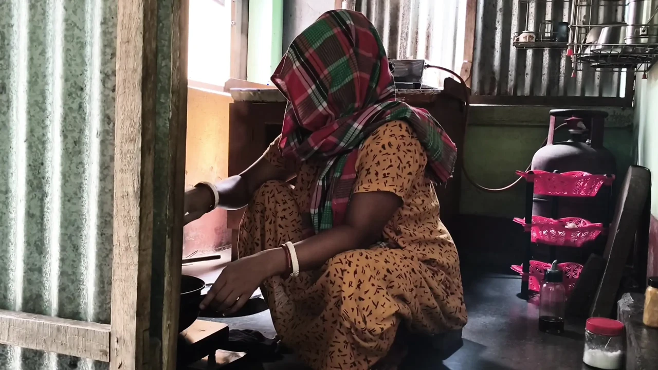 Peheli bar Bhabi ke khana pakane ki somoy pay mosti kiya