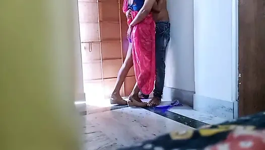 Di hari holi, aku mengubah warna memek tetangga kakak ipar india dengan warna sensual