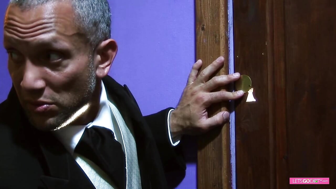 Шлюховатая крошка любит хорошо трахаться с большим членом