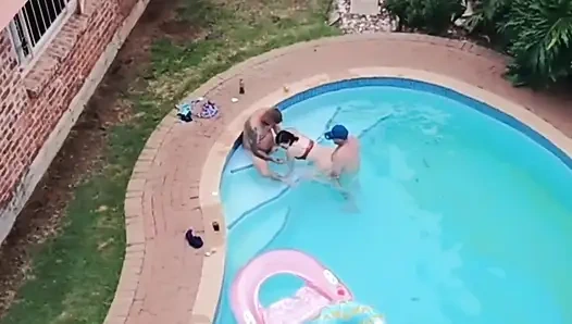 Застукал моих соседей за трахом во время полета с моим дроном