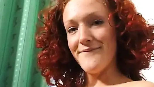 Si cewek imut rambut merah lagi asik fingering memeknya