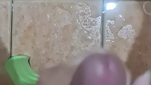 Banyoda mastürbasyon yapıyor