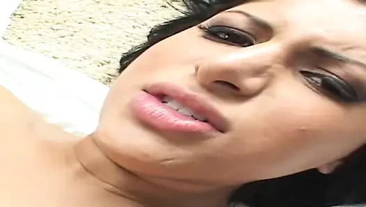 Sıska esmer ıslak anal sikişte genişliyor