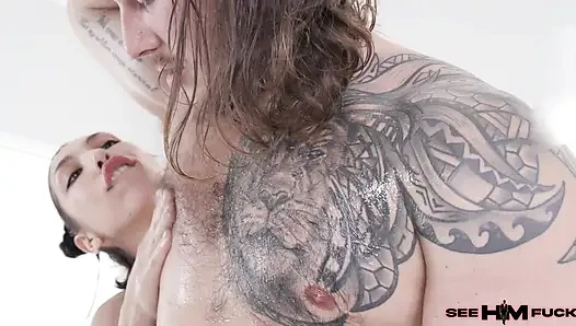 Liam needsom lässt xochi moon seinen glänzenden schaft auf weißem bett reiten!