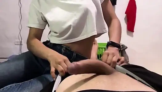 Junges college-mädchen wird beim lutschen eines riesigen schwanzes erwischt