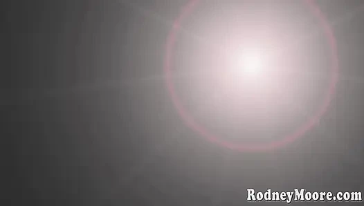 Ateşli ve kıllı sarışın kalın kıllı amcık dudaklarıyla oynuyor