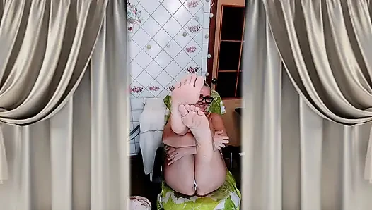 Heiße hausfrau in der küche in hauskleidung.