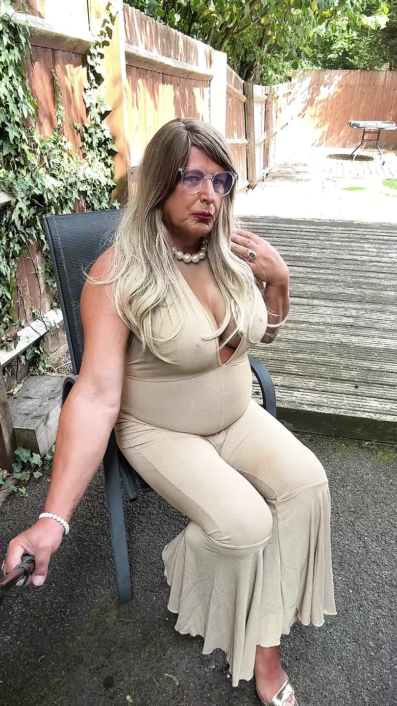 Sexy crossdresser kellycd2022 trong bộ đồ catsuit và giày cao gót màu vàng