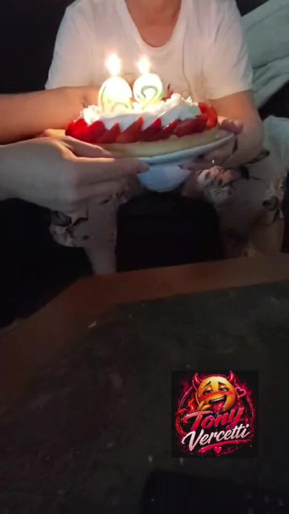 Ela faz um desejo de aniversário para seu 62º aniversário.