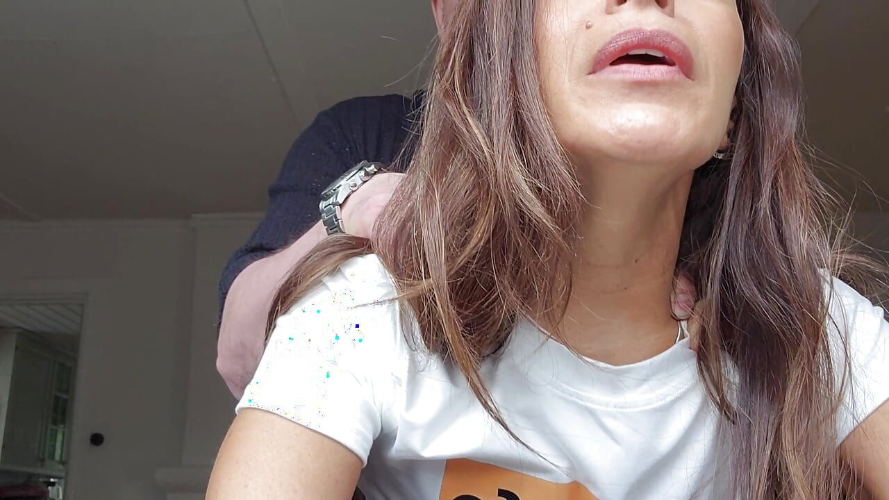 Úžasná milfka je tvrdě ošukána a dostane obrovskou creampie, jak jí kape z kundičky.