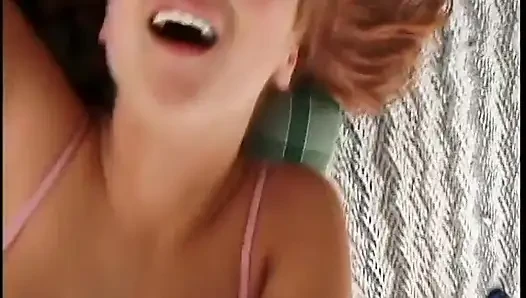 Sarışın ve esmer sürtükler yerde iki sert yaraklı adamla sikişiyor